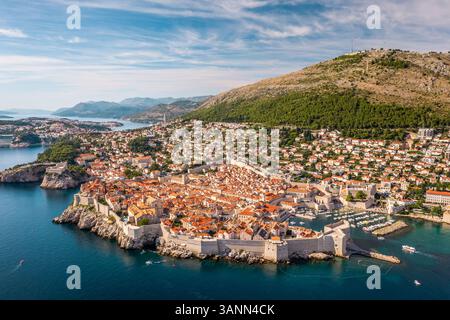 Luftaufnahme der ummauerten Stadt Dubrovnik, Dalmatien, Kroatien. Stockfoto