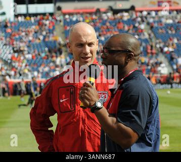 4. Juni 2011: US-Cheftrainer Bob Bradley wird vor Beginn des Fußballspiels zwischen den USA und Spanien im Gillette Stadium in Foxborough, Massachusetts, interviewt. (Bild: © Bob Dechiara/Cal Sport Media/ZUMAPRESS.com) Stockfoto