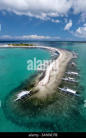 Blick aus der Vogelperspektive auf die wunderschöne tropische Sandbar mit Booten in türkisfarbenem Wasser, Panglao, Philippinen. Stockfoto