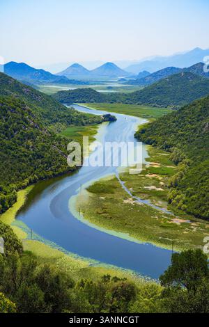 Aus der Vogelperspektive auf den Fluss Rijeka Crnojevića (Fluss Crnojević), der in den Bergen in der Nähe des Skadar-Sees in Montenegro fließt Stockfoto
