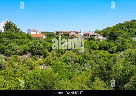 Häuser im Skadar-Nationalpark, in der Nähe des Flusses Rijeka Crnojevića (Fluss Crnojević) in Montenegro Stockfoto