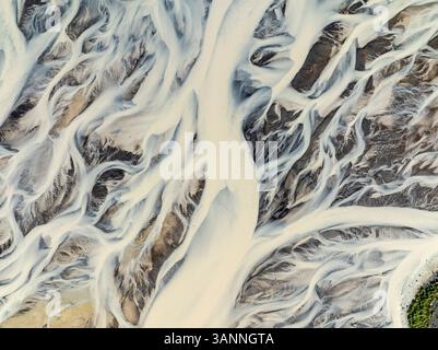Luftaufnahme abstrakter Muster im Fluss bei Sandvatn, Selfoss, Island. Stockfoto