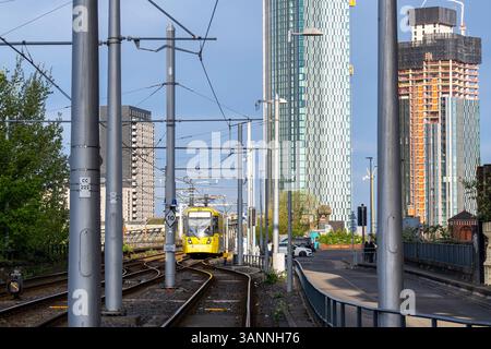 Bild der Straßenbahn in der Innenstadt von Manchester am Morgen. Stockfoto