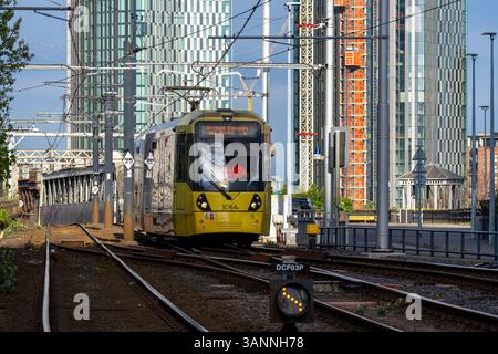 Bild der Straßenbahn in der Innenstadt von Manchester am Morgen. Stockfoto