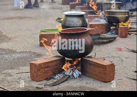 Tontopf in den Straßen von Gläubigen während der Ponkala-Rituale in den Tempeln Karikkakom und Attukal in Thiruvananthapuram, Kerala Stockfoto