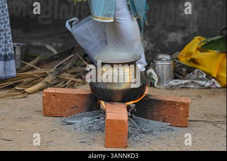 Tontopf in den Straßen von Gläubigen während der Ponkala-Rituale in den Tempeln Karikkakom und Attukal in Thiruvananthapuram, Kerala Stockfoto