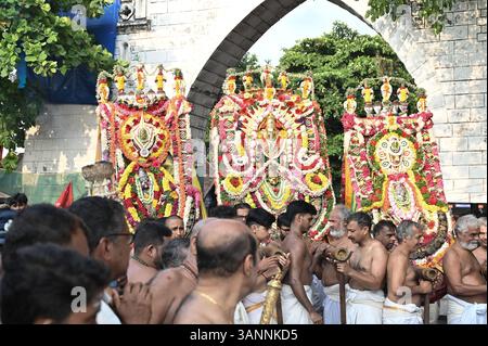 Die Priester tragen während der heiligen Aarattu-Prozession im Padmanabhaswamy-Tempel Thiruvananthapuram Götzenbilder von Sri Padmanabhaswamy, Narasimha und Krishna. Stockfoto