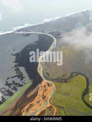 Aus der Vogelperspektive eines Flusses, der in Richtung Ozean fließt, Island. Stockfoto
