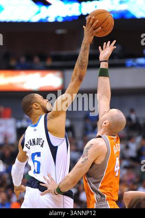 April 2011 Dallas, TX. Dallas Mavericks Center Tyson Chandler (6) schlägt Phoenix Suns Center Marcin Gortat (4) für den Tipp. Während des NBA Basketballspiels zwischen den Phoenix Suns und den Dallas Mavericks im American Airlines Center am 10. April 2011 in Dallas, Texas. Dallas gewinnt 115-90..Manny Flores/CSM(Credit Image: © Manny Flores/Cal Sport Media/ZUMAPRESS.com) Stockfoto