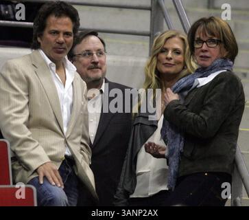 11. April 2011 - Michigan, MI, USA - Tom Gores, Besitzer der New Pistons und Karen Davidson während der Spieleinführungen vor dem Spiel gegen Cleveland Montag, 11. April 2011 im Palace of Auburn Hills. KIRTHMON F. DOZIER /Detroit Free Press (Foto: © Detroit Free Press/ZUMAPRESS.com) Stockfoto