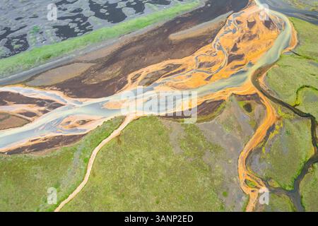 Luftaufnahme der Küste mit Fluss, Akurey, Island. Stockfoto