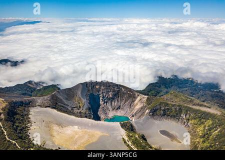 Panoramablick auf den aktiven Vulkan Irazu in Wolken, Cartago, Costa Rica. Stockfoto