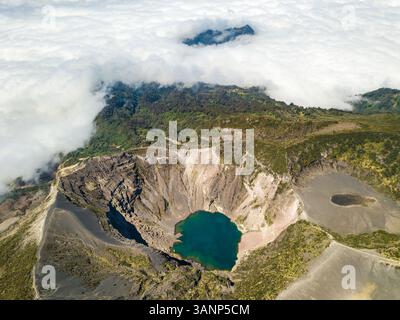 Panoramablick auf den aktiven Vulkan Irazu in Wolken, Cartago, Costa Rica. Stockfoto