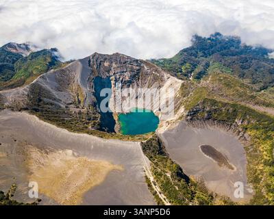 Panoramablick auf den aktiven Vulkan Irazu in Wolken, Cartago, Costa Rica. Stockfoto