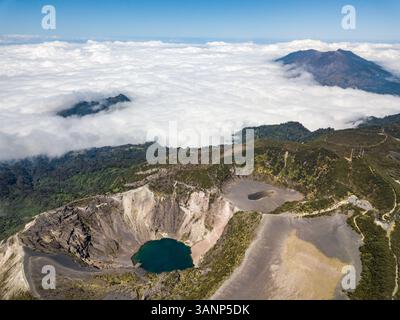 Panoramablick auf den aktiven Vulkan Irazu in Wolken, Cartago, Costa Rica. Stockfoto
