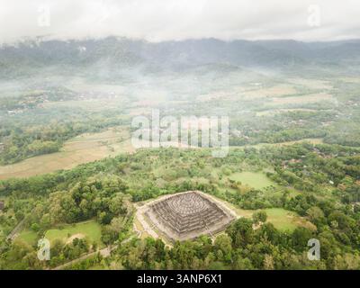 Luftaufnahme des weltweit größten buddhistischen Tempels Borobudur in Java, Indonesien. Stockfoto
