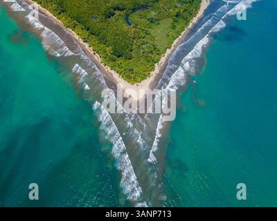 Aus der Vogelperspektive auf den Nationalpark Marino Ballena und Uvita Beach, Costa Rica. Stockfoto