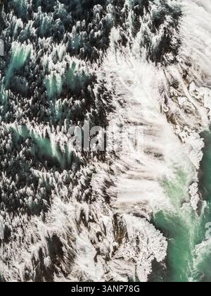 Abstrakte Luftaufnahme des Flusses Ölfusá im Winter in Island. Stockfoto