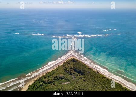Aus der Vogelperspektive auf den Nationalpark Marino Ballena und Uvita Beach, Costa Rica. Stockfoto