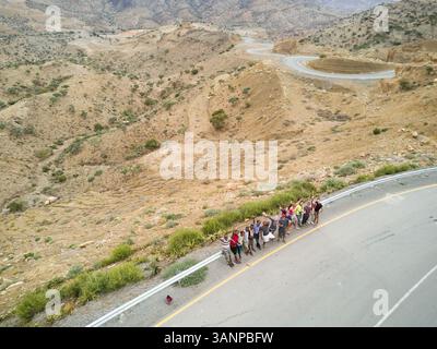 ÄTHIOPIEN - 14. Februar 2017 : Luftaufnahme von Freunden, die am Straßenrand in Äthiopien winken. Stockfoto