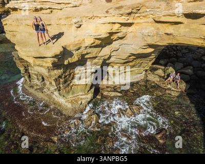 SAN DIEGO, USA - 16. September 2016 : Luftaufnahme von Freunden auf der Klippe in San Diego, USA. Stockfoto