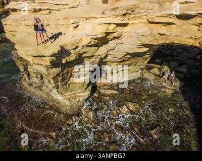 SAN DIEGO, USA - 16. September 2016 : Luftaufnahme von Freunden auf der Klippe in San Diego, USA. Stockfoto