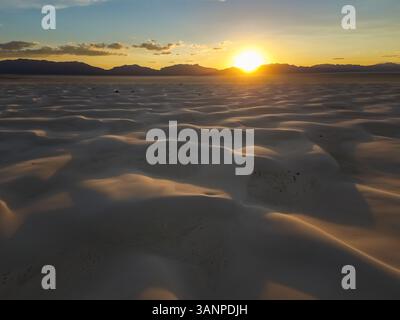 Blick aus der Vogelperspektive auf das White Sands National Monument bei Sonnenuntergang in Tularosa, USA. Stockfoto