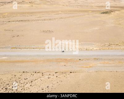 Luftaufnahme des Jeeps auf der Wüstenstraße in Lago Viedma, Santa Cruz, Argentinien Stockfoto
