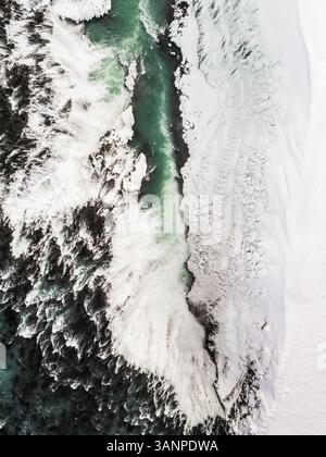 Abstrakte Luftaufnahme des Flusses Ölfusá im Winter in Island. Stockfoto