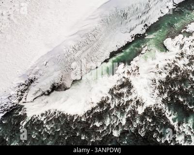 Abstrakte Luftaufnahme des Flusses Ölfusá im Winter in Island. Stockfoto