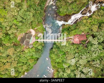 Aus der Vogelperspektive von Cascada El Pailon del diablo, Rio Verde in Ecuador. Stockfoto