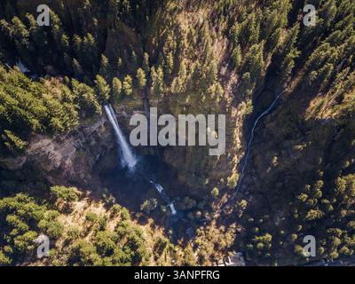 Aus der Vogelperspektive der Multnomah Falls in Oregon, USA. Stockfoto