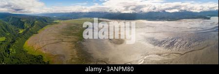 Panoramablick auf den Fluss mit abstraktem Muster in der Nähe von Berg, Kachemak Bay, Alaska. Stockfoto