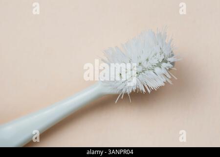 Verschlissene Zahnbürste für Haushaltsreinigungskonzept für Recycling und Umnutzung von Reinigungswerkzeugen Stockfoto