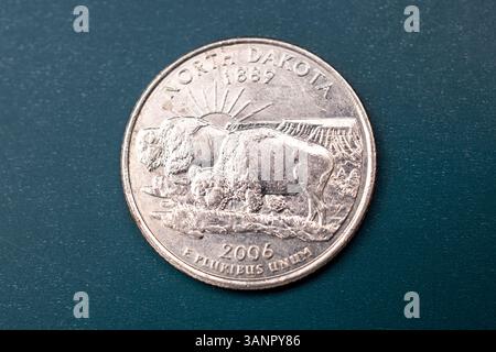 amerikanisches Münzgeld mit einem Vierteldollar glänzendem Silbermünzgeld Stockfoto