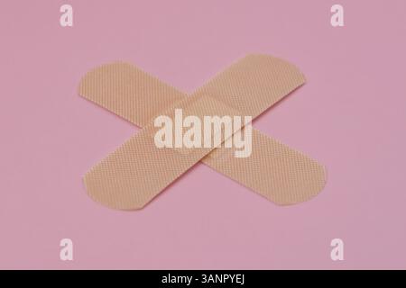 Medizinische Haftpflaster auf rosa Hintergrund. Erste Hilfe. Medizinisches Konzept. Stockfoto