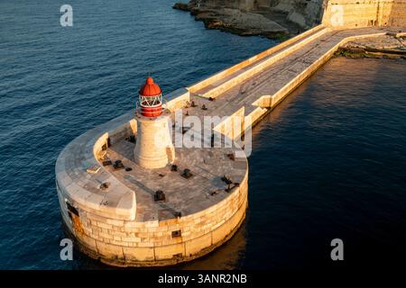 Aus der Vogelperspektive auf Fort Ricasoli in Valletta mit Mittelmeer, Malta. Stockfoto