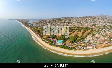 Panoramablick auf die Küste mit Blick auf das Meer mit dem Golfplatz, Freetown, Sierra Leone. Stockfoto