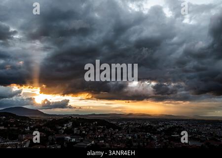 Aus der Vogelperspektive auf den Sonnenuntergang über Brasov City, Rumänien. Stockfoto
