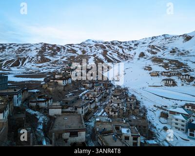 Luftaufnahme des schneebedeckten Berggipfels in Kibber, Himachal Pradesh, Indien. Stockfoto