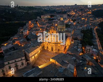 Aus der Vogelperspektive auf die historische Kirche San Giorgio in der mittelalterlichen Altstadt, Ragusa, Italien. Stockfoto