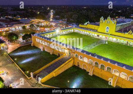 Aus der Vogelperspektive auf das beleuchtete convento san antonio de padua und den malerischen Innenhof bei Nacht, Izamal, yucatan, mexiko. Stockfoto