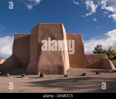 Oktober 2010 - Ranchos de Taos, New Mexico, USA - Blick auf die Rückseite der historischen adobe San Francisco de Asis Mission Church, berühmt durch Georgia O'Keeffe Gemälde und Fotografien von Ansel Adams und Paul Strand. Sie ist ein nationales historisches Wahrzeichen und eine Weltkulturerbe-Kirche, die von den Franziskanervätern zwischen 1772 und 1816 erbaut wurde und sich auf der plaza in Ranchos de Taos befindet, selbst ein historisches Viertel, etwa vier Meilen südwestlich von Taos, New Mexico. (Bild: © Arnold Drapkin/ZUMAPRESS.com) Stockfoto