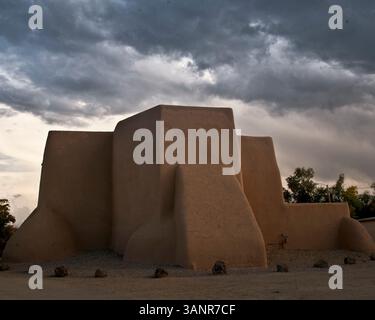 Oktober 2010 - Ranchos de Taos, New Mexico, USA - Blick auf die Rückseite der historischen adobe San Francisco de Asis Mission Church, berühmt durch Georgia O'Keeffe Gemälde und Fotografien von Ansel Adams und Paul Strand. Sie ist ein nationales historisches Wahrzeichen und eine Weltkulturerbe-Kirche, die von den Franziskanervätern zwischen 1772 und 1816 erbaut wurde und sich auf der plaza in Ranchos de Taos befindet, selbst ein historisches Viertel, etwa vier Meilen südwestlich von Taos, New Mexico. (Bild: © Arnold Drapkin/ZUMAPRESS.com) Stockfoto