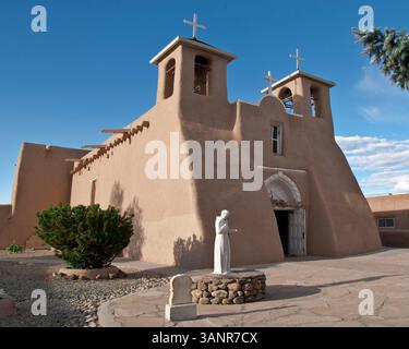 20. Oktober 2010 - Ranchos de Taos, New Mexico, USA - die historische adobe San Francisco de Asis Mission Church, berühmt durch Georgia O'Keeffe Gemälde und Fotografien von Ansel Adams und Paul Strand, ist ein nationales historisches Wahrzeichen und eine Weltkulturerbe-Kirche. Erbaut von den Franziskanervätern zwischen 1772 und 1816, liegt es auf der plaza in Ranchos de Taos, einem historischen Viertel, etwa 6 Meilen südwestlich von Taos, New Mexico. (Bild: © Arnold Drapkin/ZUMAPRESS.com) Stockfoto