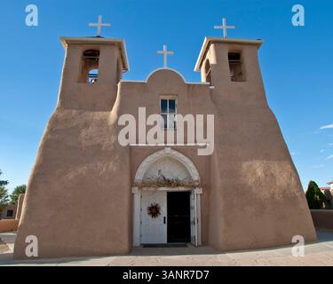 20. Oktober 2010 - Ranchos de Taos, New Mexico, USA - die historische adobe San Francisco de Asis Mission Church, berühmt durch Georgia O'Keeffe Gemälde und Fotografien von Ansel Adams und Paul Strand, ist ein nationales historisches Wahrzeichen und eine Weltkulturerbe-Kirche. Erbaut von den Franziskanervätern zwischen 1772 und 1816, liegt es auf der plaza in Ranchos de Taos, einem historischen Viertel, etwa 6 Meilen südwestlich von Taos, New Mexico. (Bild: © Arnold Drapkin/ZUMAPRESS.com) Stockfoto