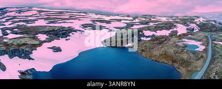 Panoramablick auf die verschneiten Berge im Sommer. Bjørgavegen Hochgebirgsstraße und Flotevatnet See. Aurlandsvegen, Aurland, Norwegen. Horizontale Ba Stockfoto