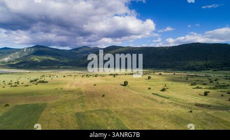 Luftaufnahme der Landschaft der Region Lika in Kroatien. Foto in der Nähe der Stadt Korenica. Stockfoto