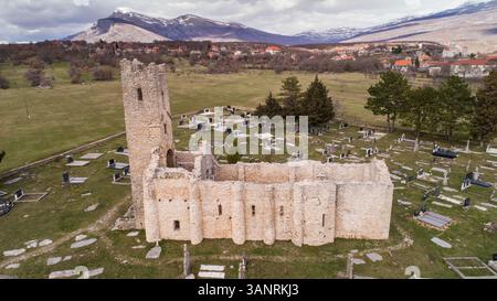 Blick aus der Vogelperspektive auf die historische Kirche der Heiligen Erlösung in der Nähe der Cetina-Quelle in Dalmatien, Kroatien. Stockfoto