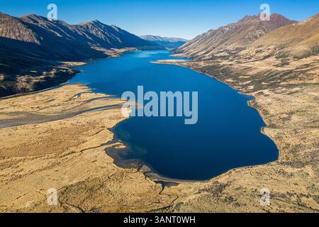 Aus der Vogelperspektive auf den Marova Lake mit vulkanischen Gipfeln und atemberaubender Landschaft, Te Anau, Southland, Neuseeland. Stockfoto